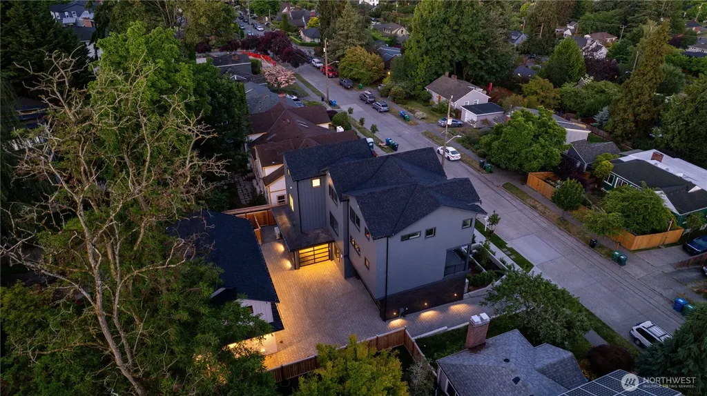 6832 47th Avenue NE Seattle WA 98115