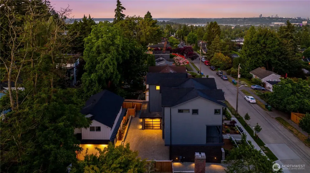 6832 47th Avenue NE Seattle WA 98115