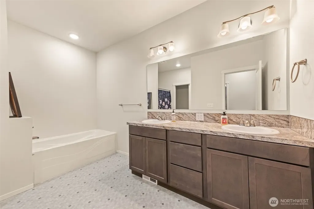 206 Middleton Court SE Rainier WA 98576