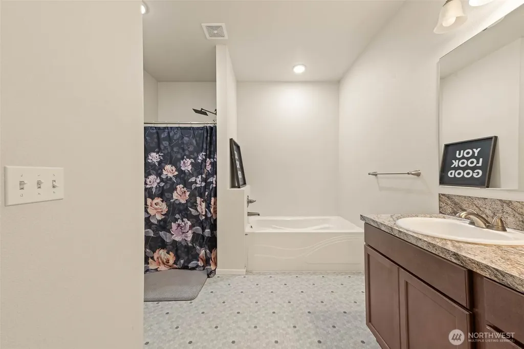 206 Middleton Court SE Rainier WA 98576