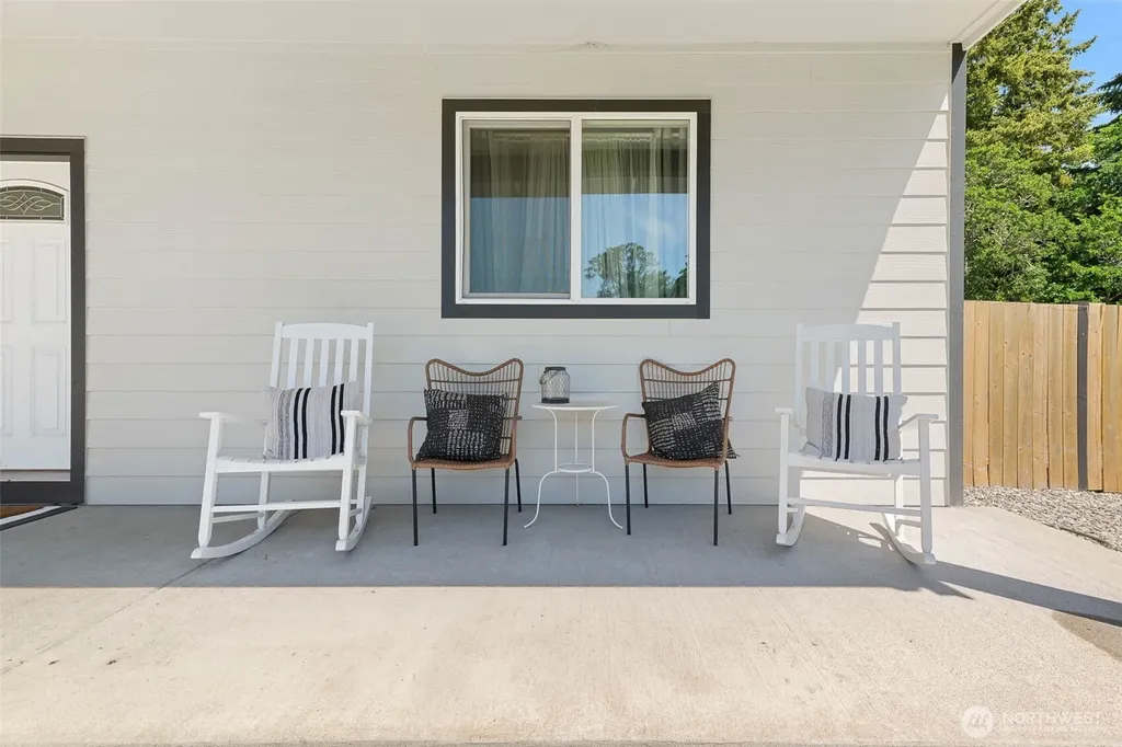 206 Middleton Court SE Rainier WA 98576