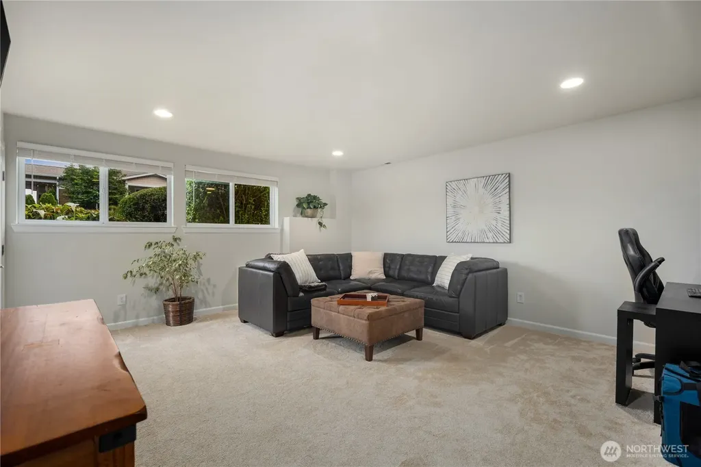 7989 E Barsay Lane Port Orchard WA 98366