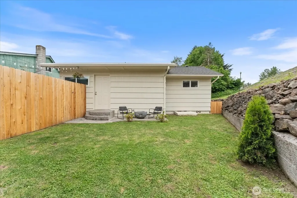 114 Cherry Street NW Castle Rock WA 98611