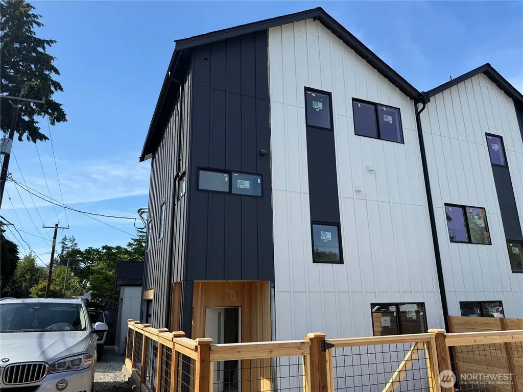 4709 SW Hinds Street Seattle WA 98116