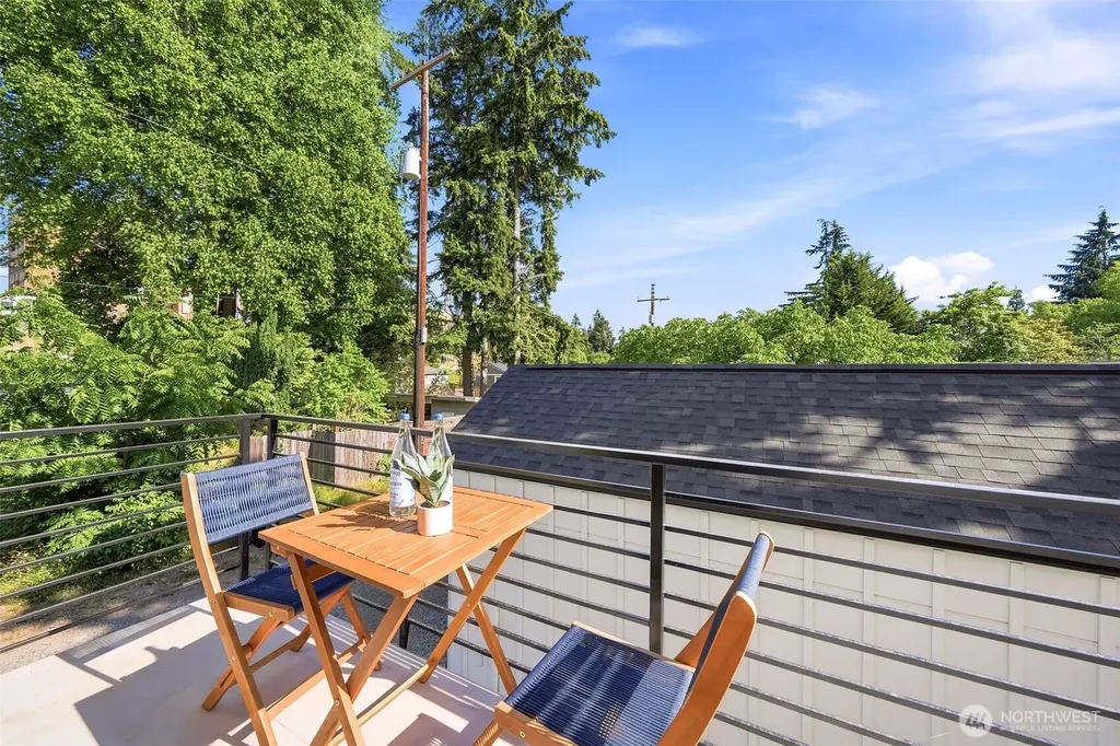 4709 SW Hinds Street Seattle WA 98116