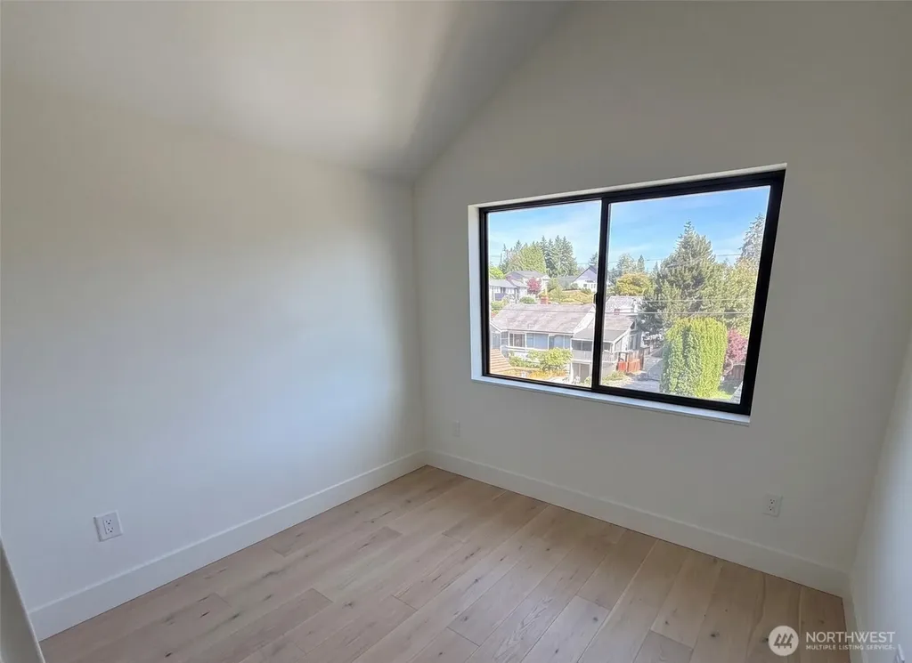 4709 SW Hinds Street Seattle WA 98116
