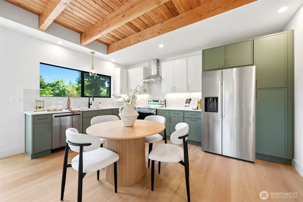 4709 SW Hinds Street Seattle WA 98116