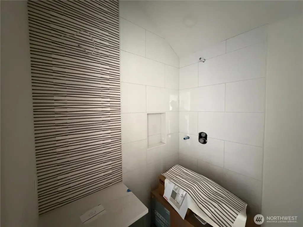 4709 SW Hinds Street Seattle WA 98116