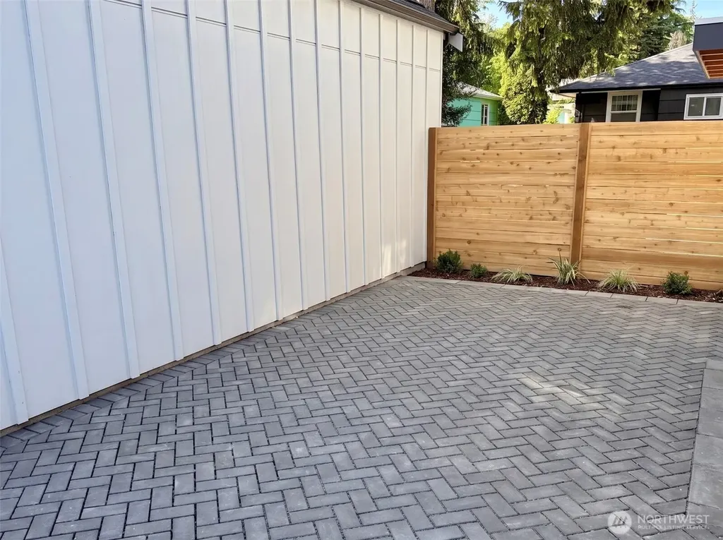 4709 SW Hinds Street Seattle WA 98116