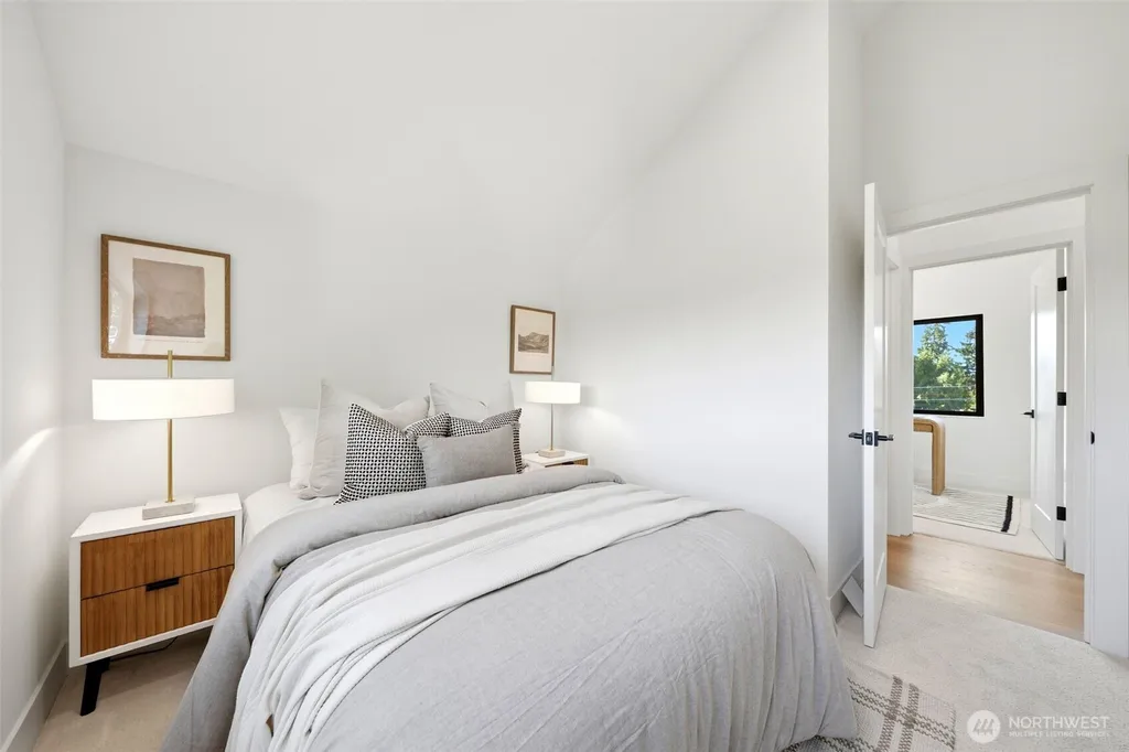 4709 SW Hinds Street Seattle WA 98116