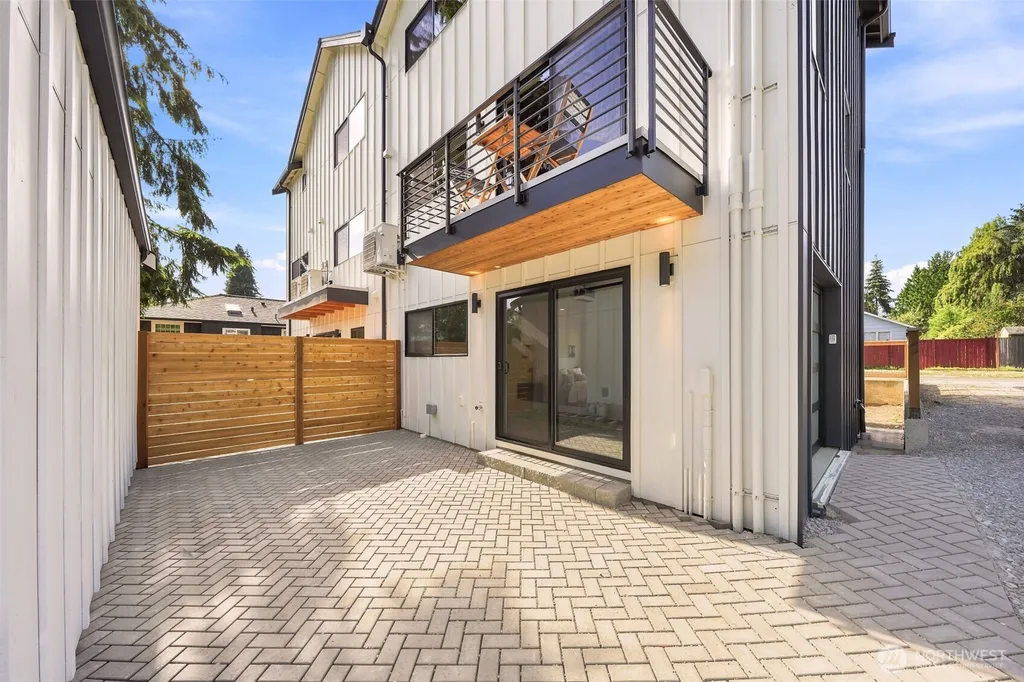 4709 SW Hinds Street Seattle WA 98116