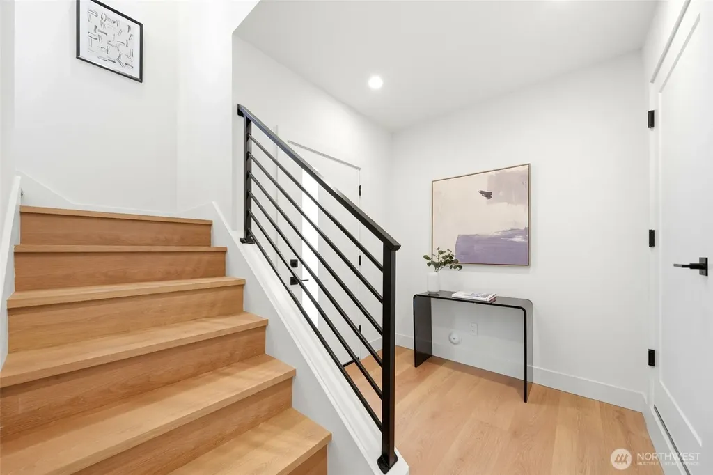 4709 SW Hinds Street Seattle WA 98116