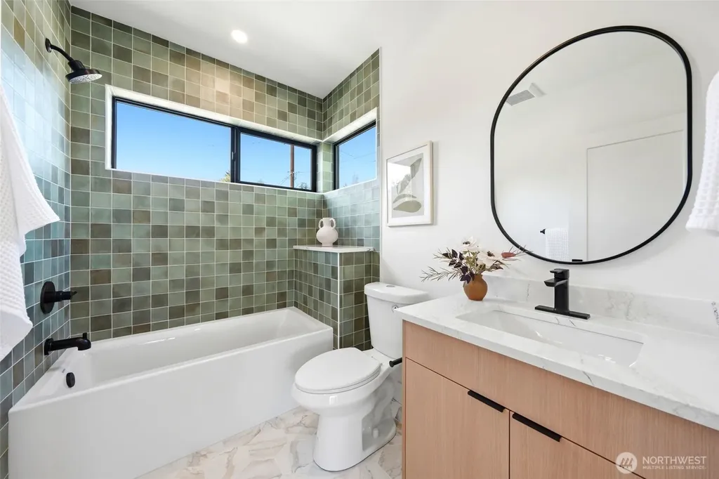 4709 SW Hinds Street Seattle WA 98116
