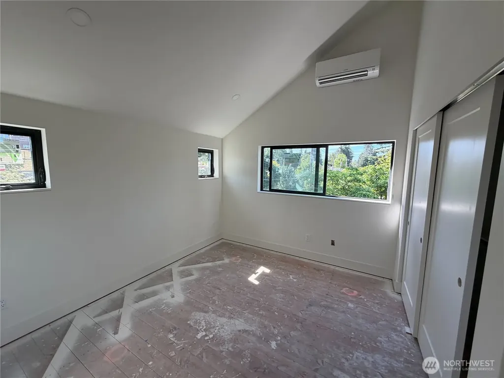 4709 SW Hinds Street Seattle WA 98116