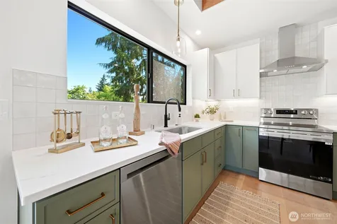 4709 SW Hinds Street Seattle WA 98116