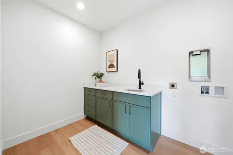 4709 SW Hinds Street Seattle WA 98116