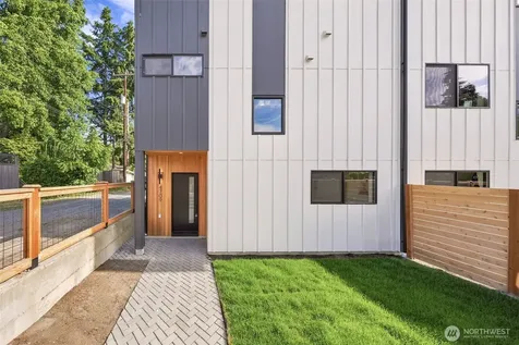 4709 SW Hinds Street Seattle WA 98116