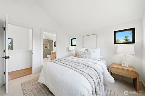 4709 SW Hinds Street Seattle WA 98116