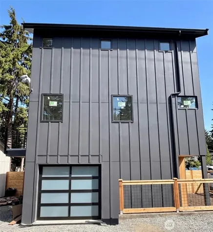 4709 SW Hinds Street Seattle WA 98116