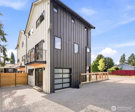 4709 SW Hinds Street Seattle WA 98116