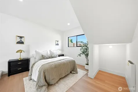 4709 SW Hinds Street Seattle WA 98116