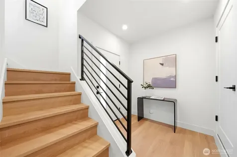 4709 SW Hinds Street Seattle WA 98116