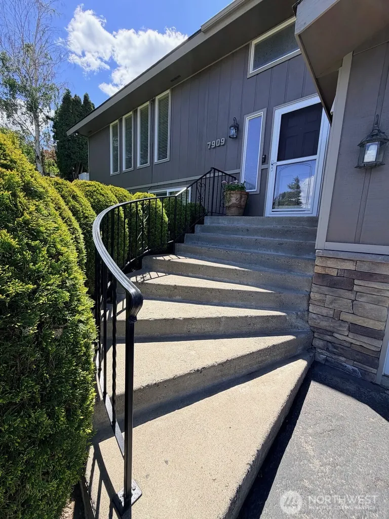 7909 Englewood Crest Drive Yakima WA 98908