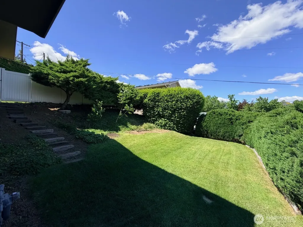 7909 Englewood Crest Drive Yakima WA 98908