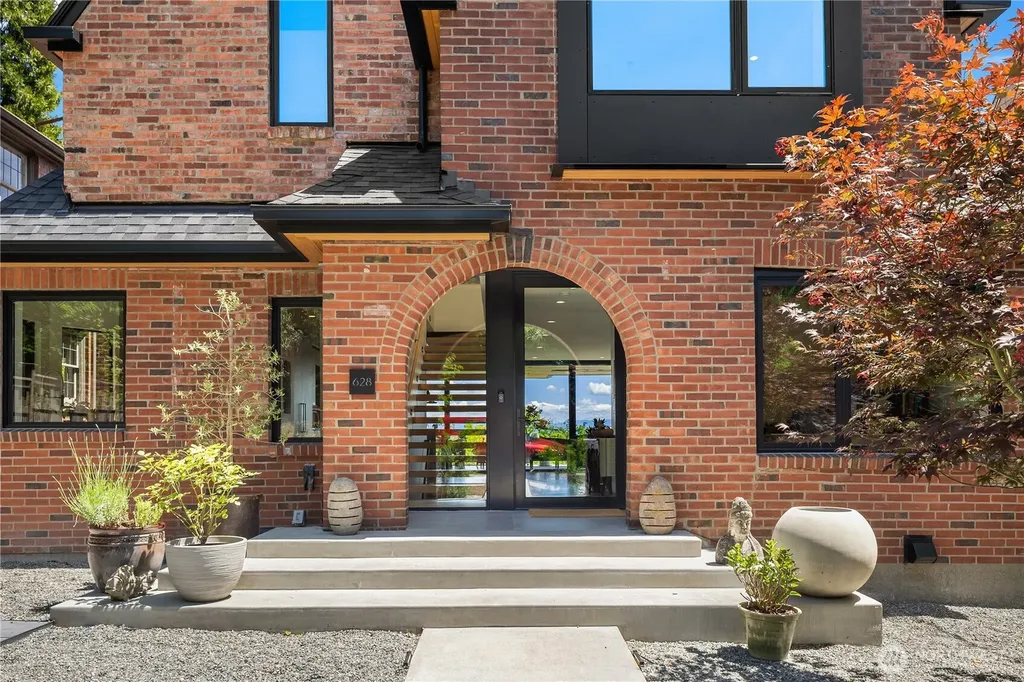 628 36th Avenue Seattle WA 98122