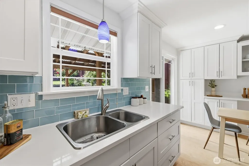 8425 18th Avenue SW Seattle WA 98106
