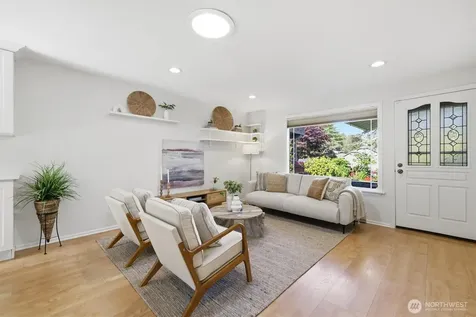 8425 18th Avenue SW Seattle WA 98106