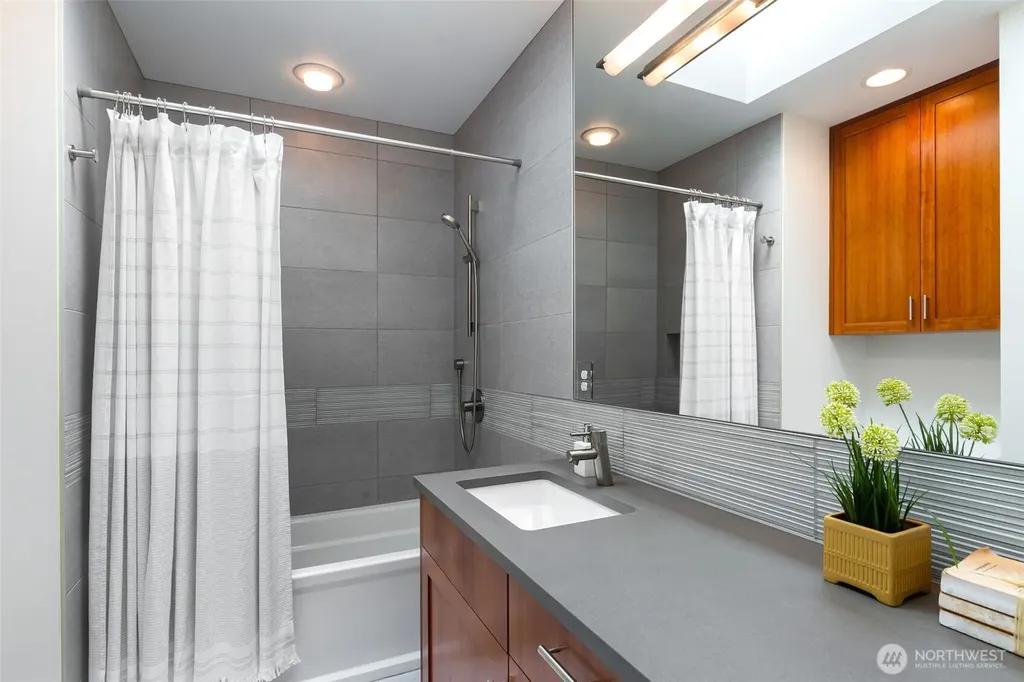 3815 E Mcgraw Street Seattle WA 98112