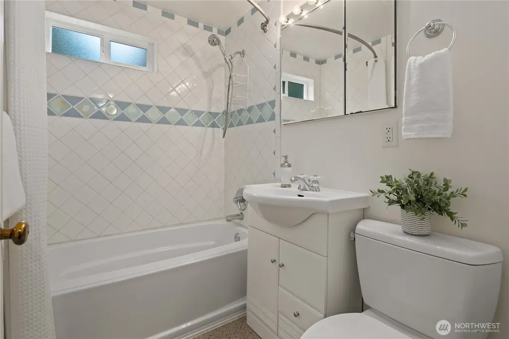 161 SW 185th Street Normandy Park WA 98166