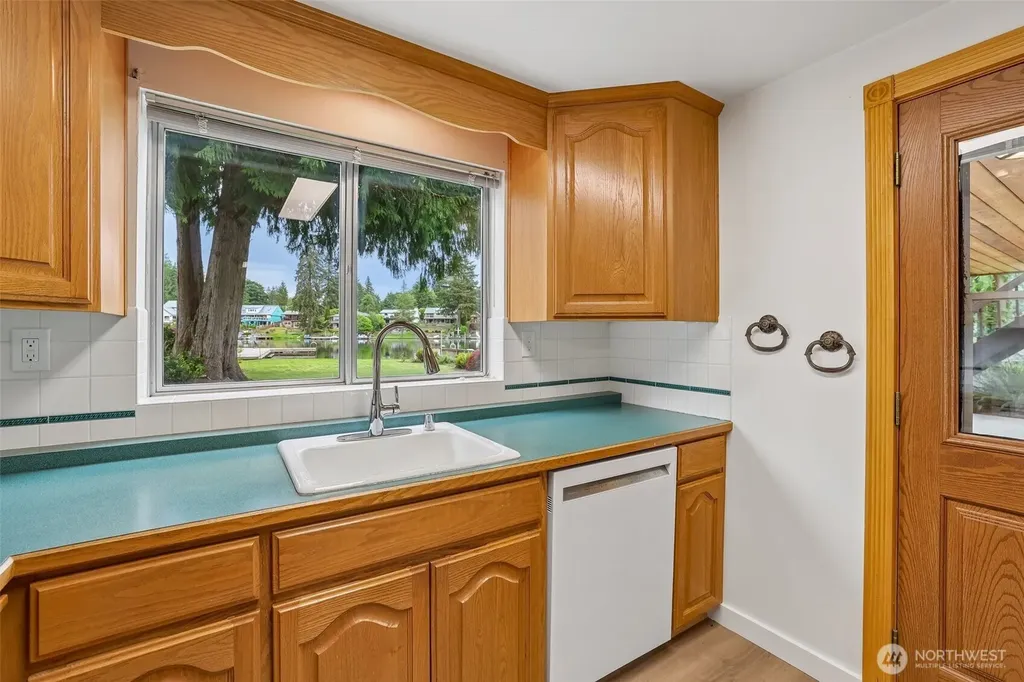 31430 W Lake Morton Drive SE Kent WA 98042