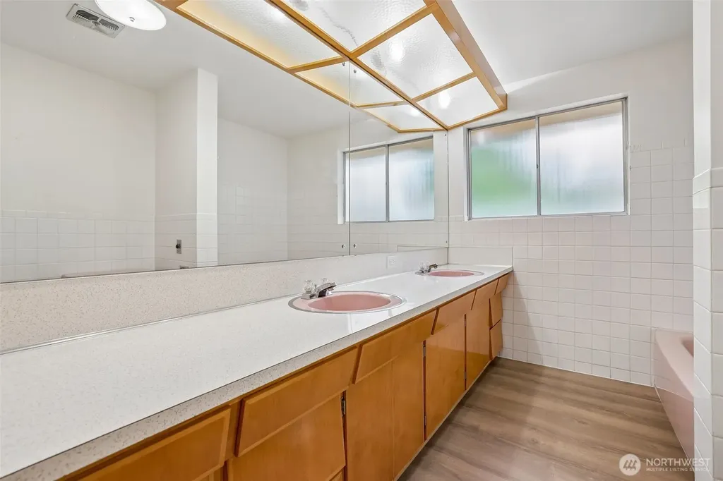 31430 W Lake Morton Drive SE Kent WA 98042