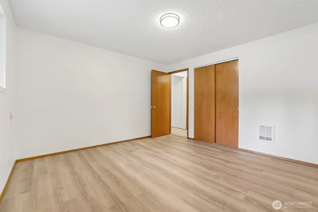 31430 W Lake Morton Drive SE Kent WA 98042
