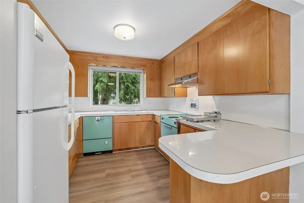 31430 W Lake Morton Drive SE Kent WA 98042