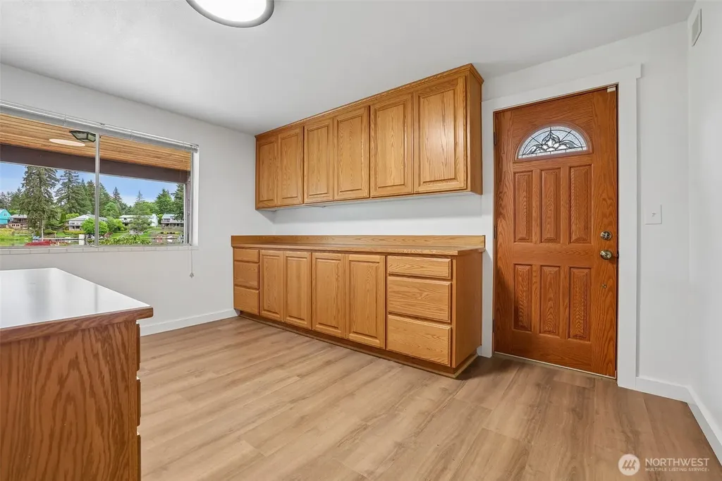 31430 W Lake Morton Drive SE Kent WA 98042