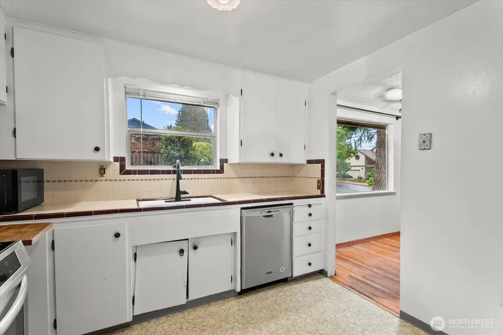11857 22nd Avenue SW Burien WA 98146