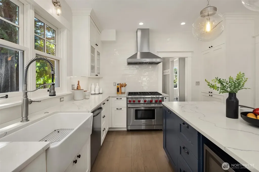 2442 6th W Seattle WA 98119