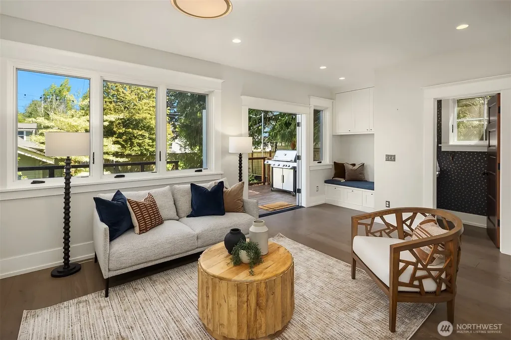 2442 6th W Seattle WA 98119