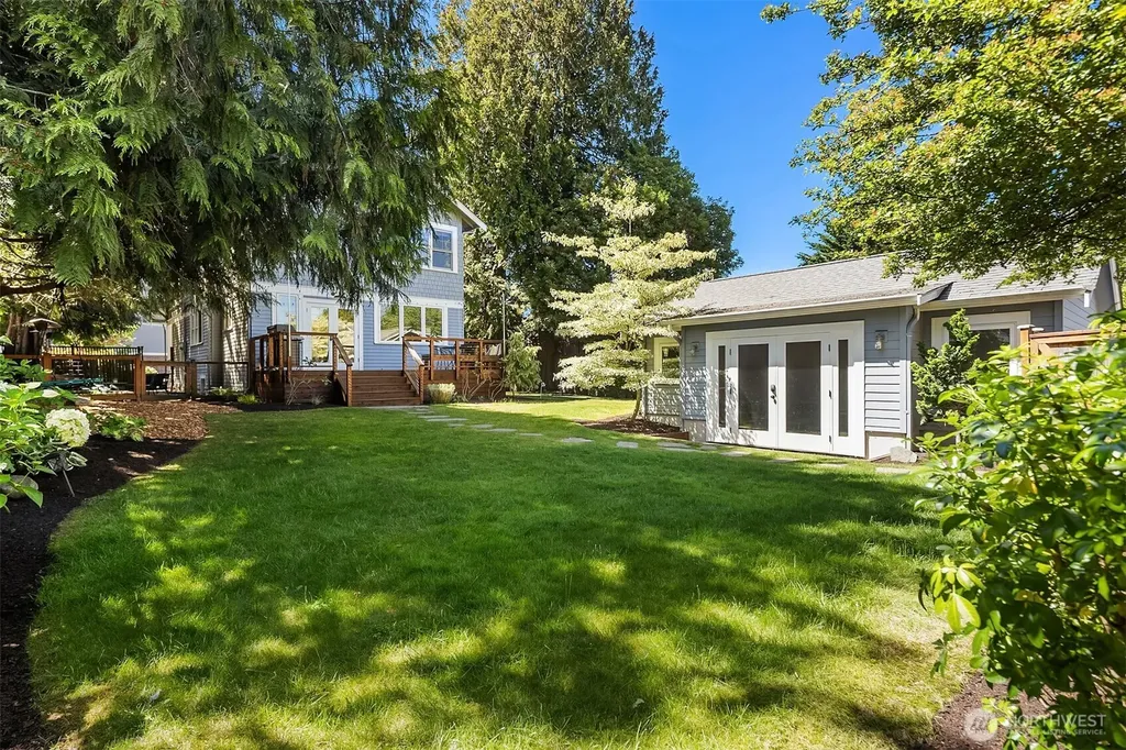 2442 6th W Seattle WA 98119