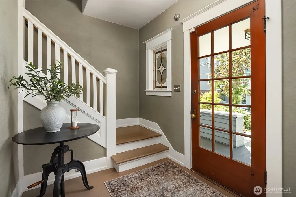 2442 6th W Seattle WA 98119
