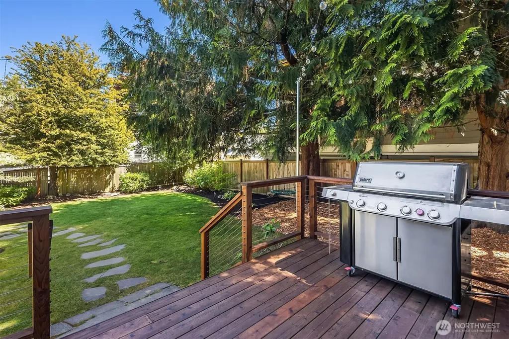 2442 6th W Seattle WA 98119