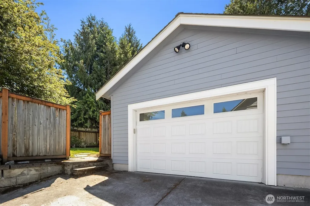 2442 6th W Seattle WA 98119