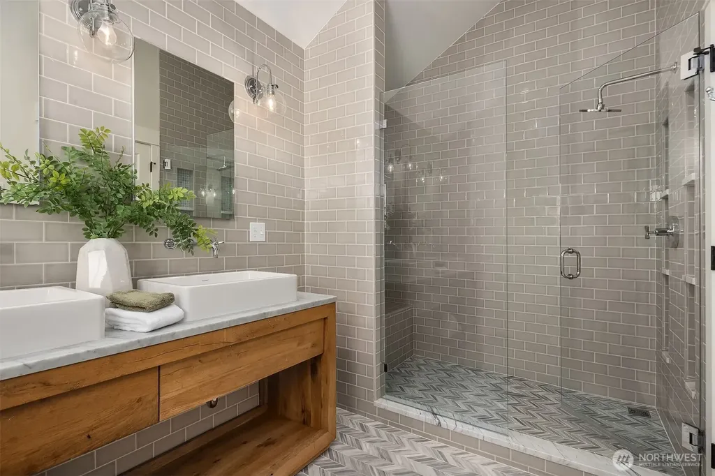2442 6th W Seattle WA 98119