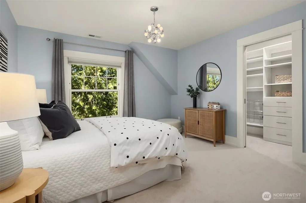 2442 6th W Seattle WA 98119