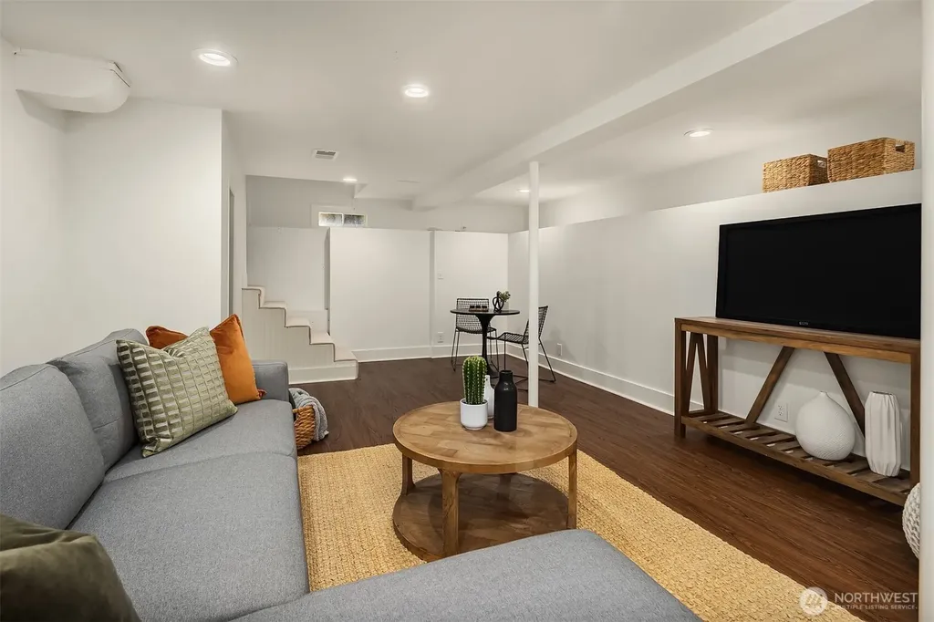 2442 6th W Seattle WA 98119