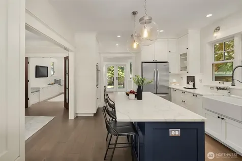 2442 6th W Seattle WA 98119