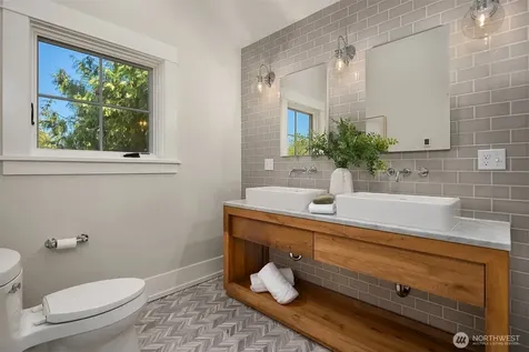2442 6th W Seattle WA 98119